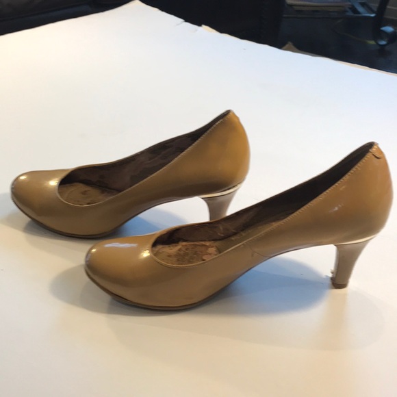 BCBGeneration Neutral Heels / Pumps Size 6-1/2 - Picture 4 of 6